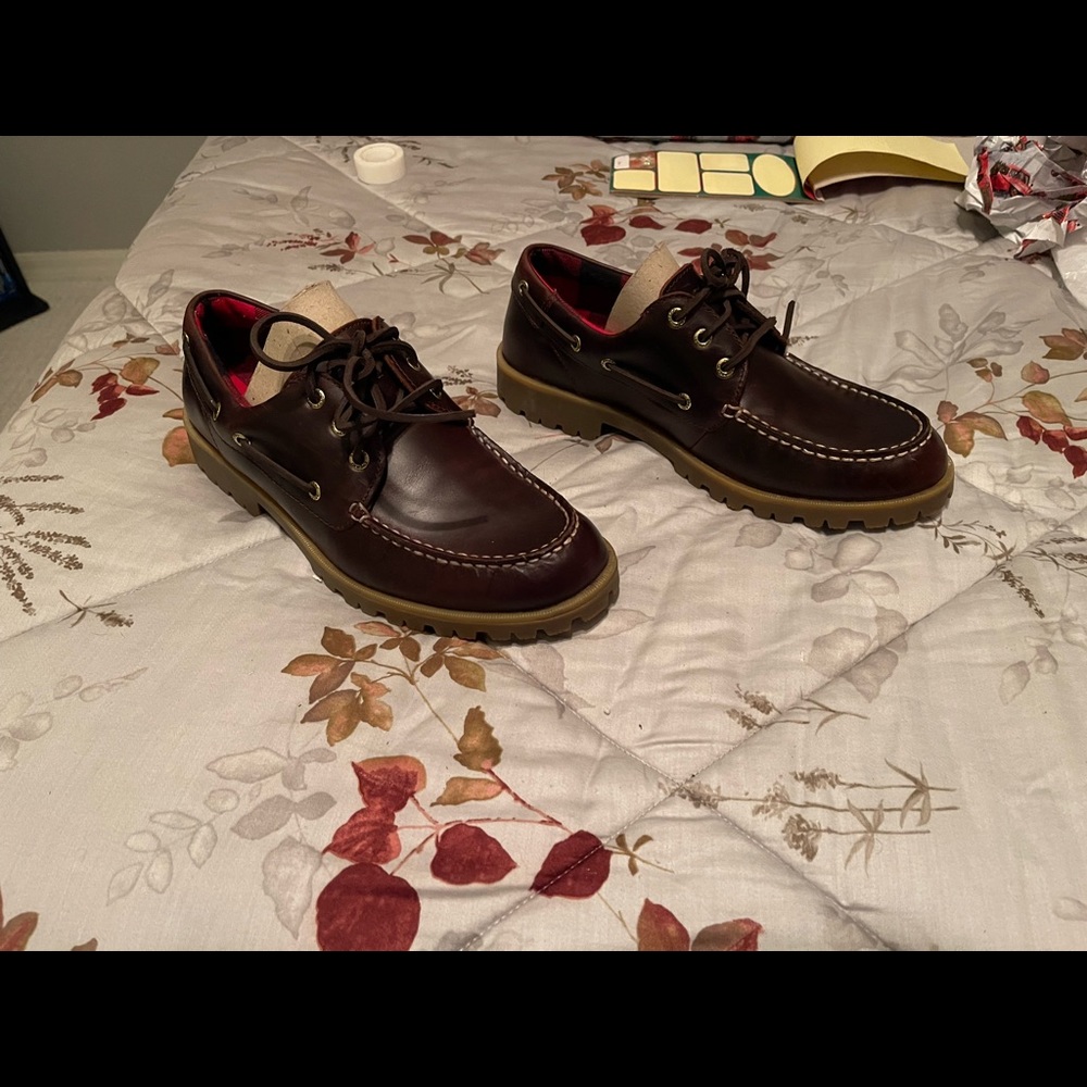 BRAND NEW sperry lug boot. Size 9.5 comes in original box